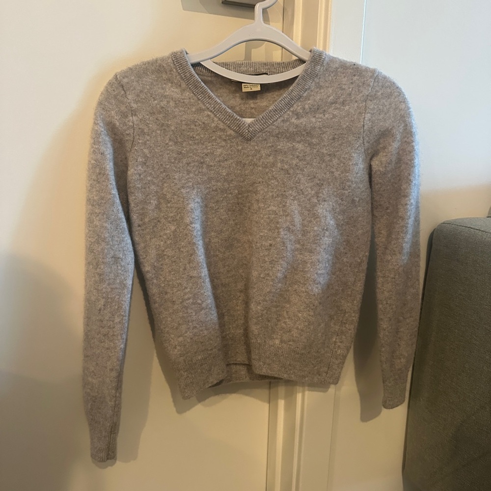 Gray V-Neck Women's Sweater 100% cashmere​ - Picture 2 of 4